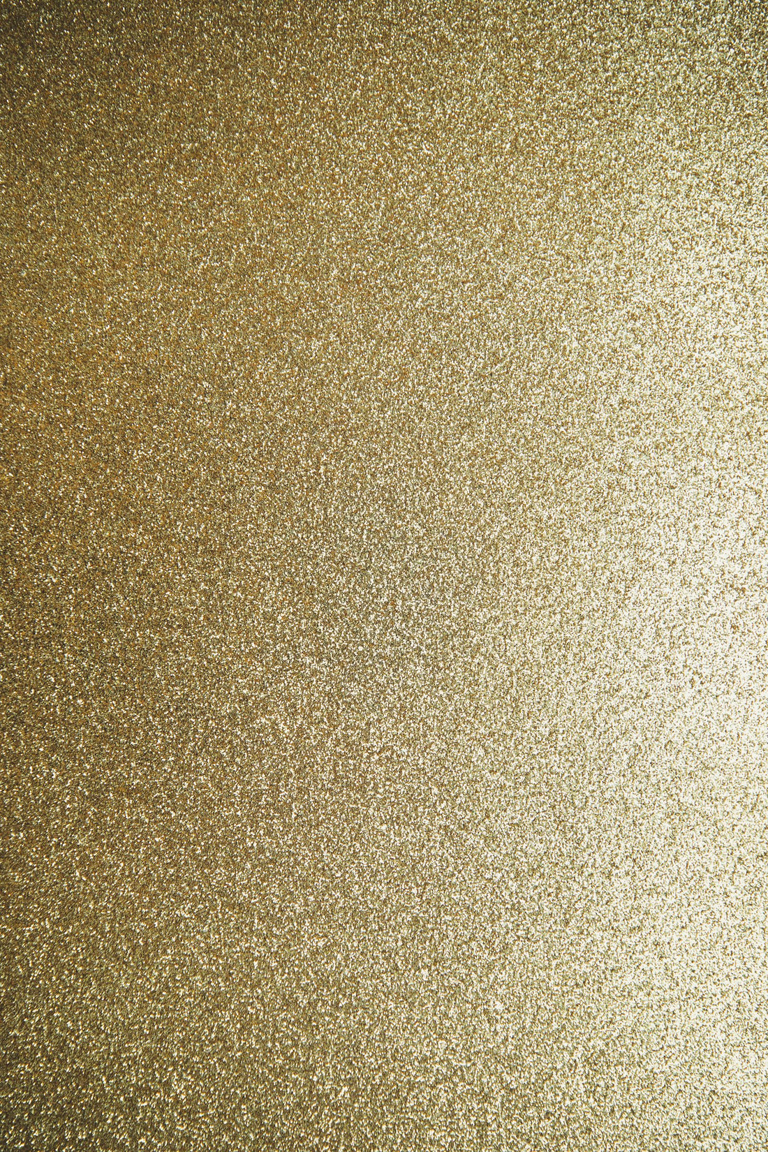 Paillettes dorées scintillantes en gros plan, évoquant l'éclat nacré du mica en aquarelle