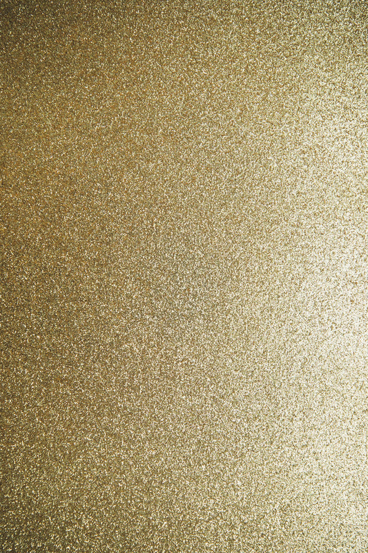 Paillettes dorées scintillantes en gros plan, évoquant l'éclat nacré du mica en aquarelle