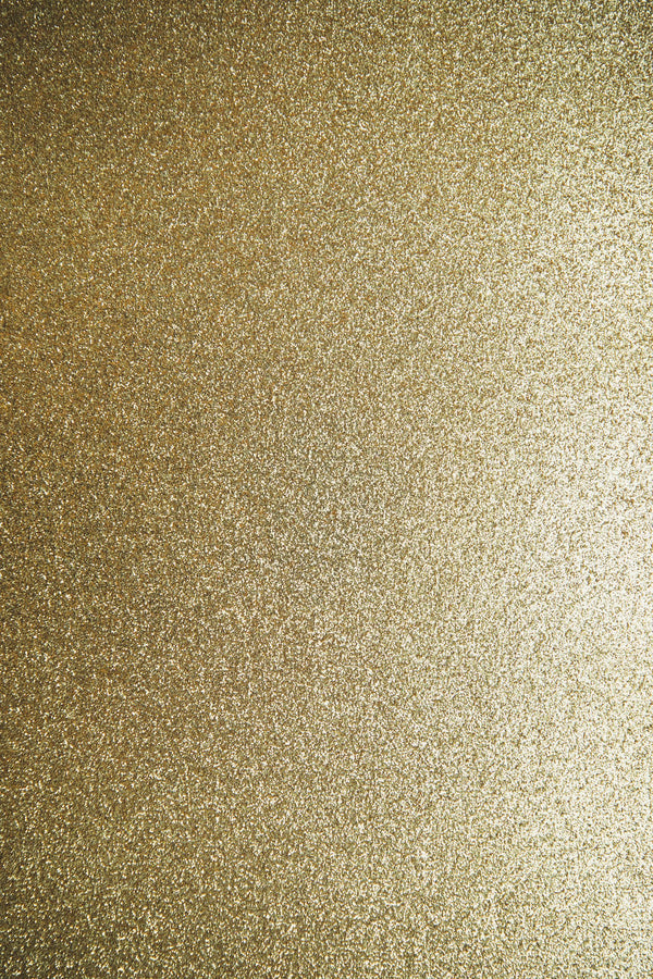 Paillettes dorées scintillantes en gros plan, évoquant l'éclat nacré du mica en aquarelle